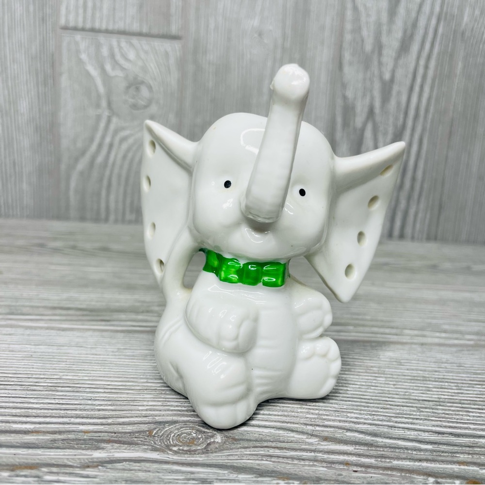 Vintage 70s White Elephant Earring Holder Ceramic Figurine jewelry decoration